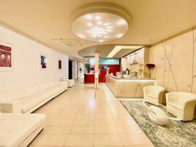Hotel Cosmopol تْشيزيناتيكو المظهر الخارجي الصورة